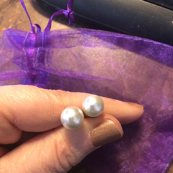 Vintage costume Pearl cluster and earring set. - Picture 4 of 5